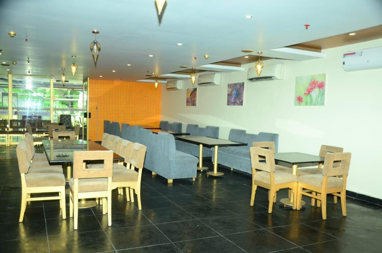 Blossoms Room The Plaza-Luxury Collection- Lakdikapul Haiderabad Buitenkant foto