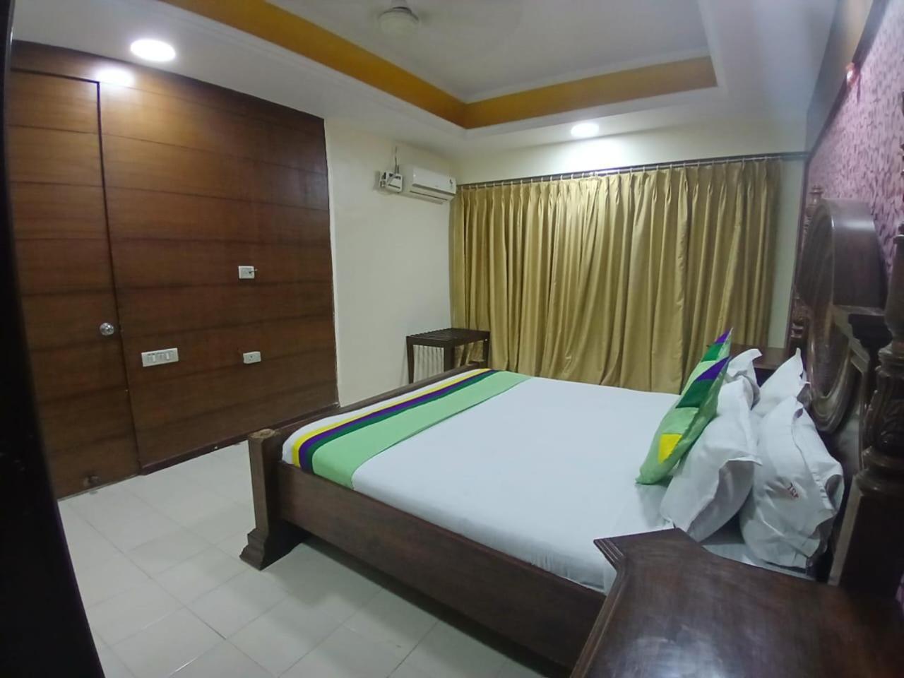 Blossoms Room The Plaza-Luxury Collection- Lakdikapul Haiderabad Buitenkant foto
