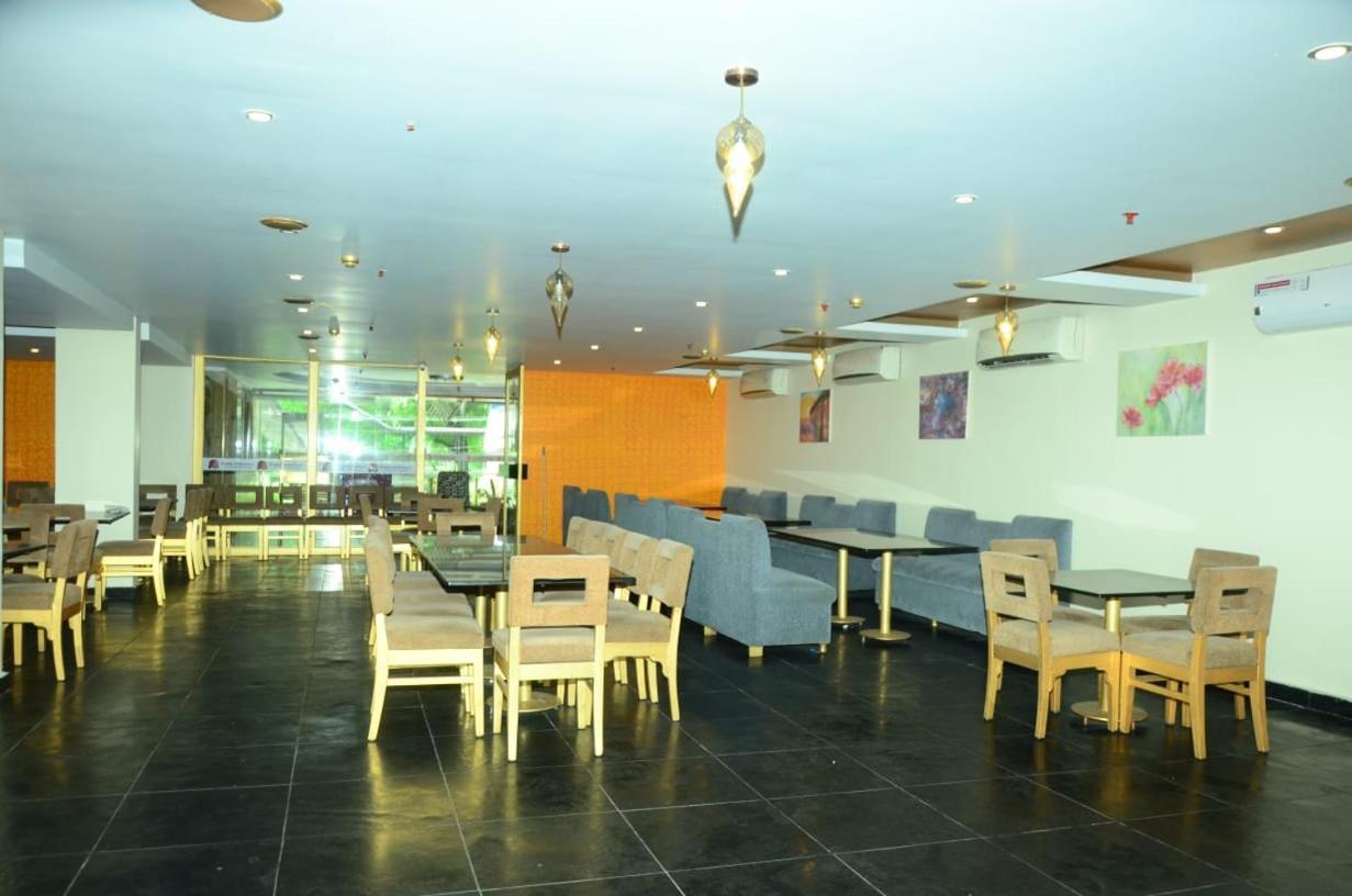 Blossoms Room The Plaza-Luxury Collection- Lakdikapul Haiderabad Buitenkant foto