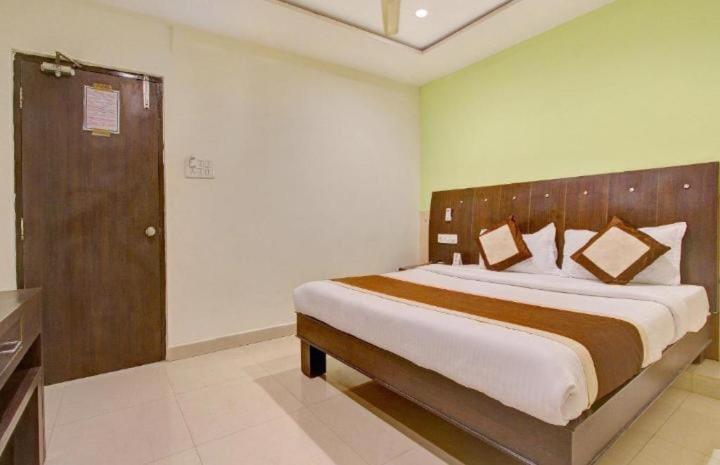 Blossoms Room The Plaza-Luxury Collection- Lakdikapul Haiderabad Buitenkant foto
